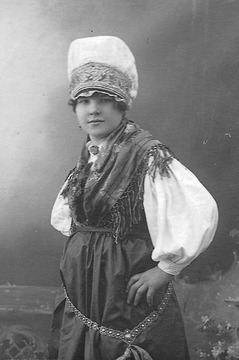 Jožefa Lenček,najmlajša sestra Ivana lenčka, , 1950 poročena k Želetovim na Pivko. Narodno nošo je sešila leta 1930-35 (2)